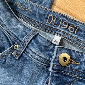 DL1961 raw edge jeans size 24
